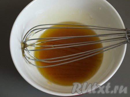 Для заправки салата из свеклы и чеснока смешиваем сок половинки апельсина, оливковое масло и винный уксус.
