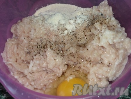 Лук и чеснок очистить. 3 яйца сварить вкрутую (то есть отварить в течение 10 минут после закипания воды), затем полностью остудить и очистить. Куриное филе, сало, лук и чеснок пропустить через мясорубку. В получившийся куриный фарш добавить манную крупу, 1 сырое яйцо, посолить, поперчить, хорошо перемешать.