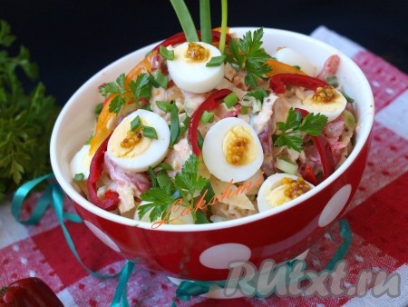 Салат с хурмой, савойской капустой и перепелиными яйцами