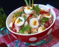 Салат с хурмой, савойской капустой и перепелиными яйцами