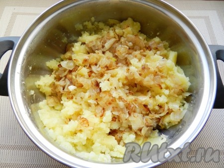 Картофель очистить, отварить в подсоленной воде. Воду слить, картофель размять в пюре и смешать с жареным луком. Поперчить, если нужно - досолить. Остудить начинку.