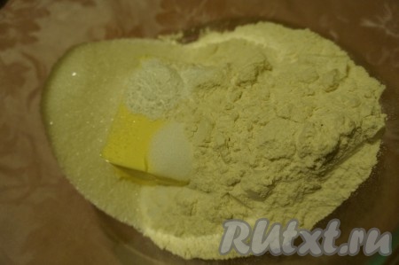 Отдельно приготовим песочное тесто, для этого сливочное масло комнатной температуры нужно соединить в миске с сахаром, солью, мукой и разрыхлителем.