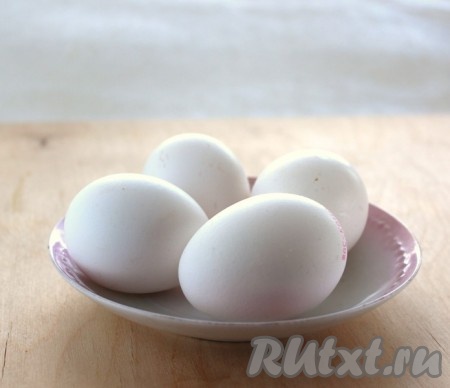 Для салата отварить яйца, остудить и натереть на терке или нарезать.

