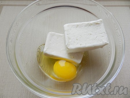 Для приготовления творожной начинки смешать сырки с яйцом. Если используются сладкие ванильные сырки, как у меня, сахар добавлять не нужно.
