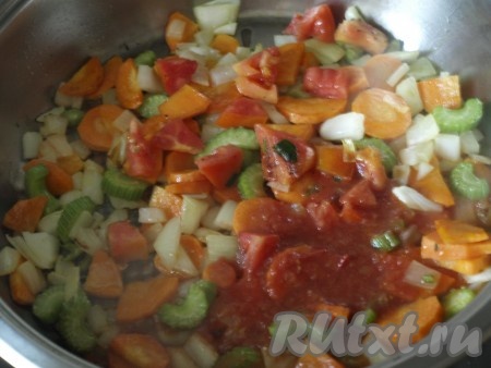 Нарезанные морковку, сельдерей и лук выкладываем на сковороду, разогретую с растительным маслом, и обжариваем до мягкости (мне на жарку потребовалось минут 10) на среднем огне, помешивая. Помидоры натираем на тёрке, не затрагивая кожуру. Когда овощи станут мягкими, добавляем в сковороду натёртые помидоры без кожуры (помидоры, при желании, можно заменить половиной стакана томатного сока), перемешиваем, тушим 2-3 минуты, снимаем с огня.
