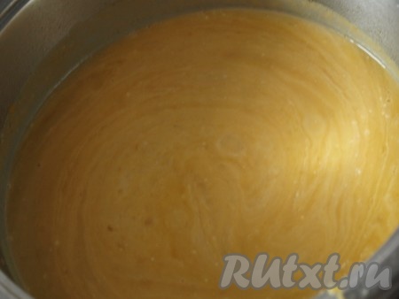 Суп из тыквы перелить в чашу блендера и пробить до состояния пюре. Затем перелить суп-пюре в кастрюлю, добавить сливки, посолить, поперчить и довести до кипения, но не кипятить.
