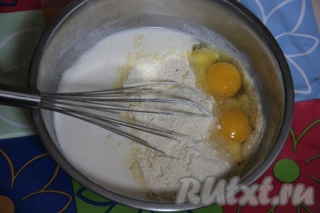 Кефир влить в миску, добавить яйца, соду и кукурузную муку, перемешать и оставить на 15 минут, чтобы кукурузная мука набухла, а сода погасилась.