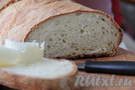 Батоны выпекайте в разогретой духовке 30-35 минут при температуре 200 градусов. Готовый хлеб достаньте из духовки и остудите под полотенцем. Батон, замешанный на воде и сухих дрожжах, получается очень вкусным, с аппетитной, хрустящей корочкой и нежным мякишем. Испеките такой хлеб в домашних условиях и убедитесь в том, что такие батоны значительно вкуснее покупных!