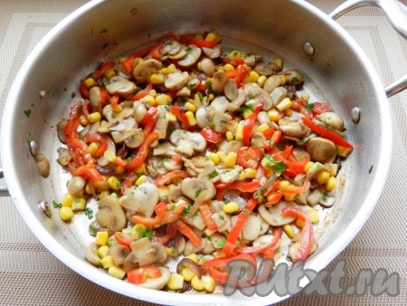 Всыпать кукурузу, перемешать. Выложить салат в тарелку, сбрызнуть лимонным соком и сразу подавать в теплом виде.