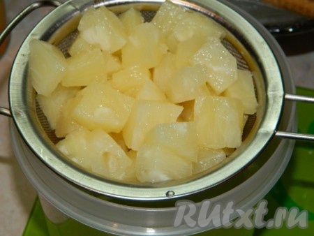 С консервированных ананасов сливаем сироп.