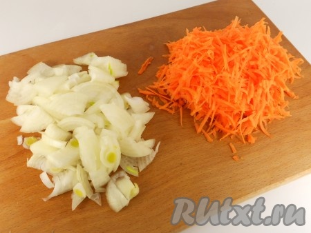 Лук порезать произвольно, морковь натереть на крупной терке.