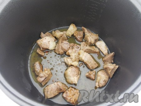 В чашу мультиварки влить растительное масло. Выложить мясо, включить режим "Обжаривание" на 15 минут. Мясо посыпать смесью перцев.
