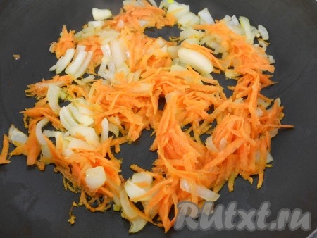 Выложить картофель в бульон, варить на слабом огне до готовности картофеля. Лук нарезать, морковь натереть на крупной терке. Обжарить овощи до мягкости на растительном масле.