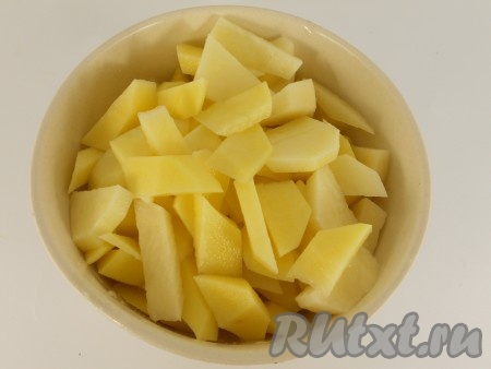 Картофель нарезать небольшими кусочками.