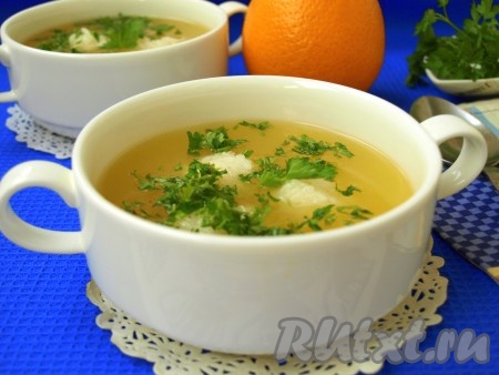 Апельсиновый суп разливаем по тарелкам, добавляем рисовые шарики и посыпаем порезанной петрушкой.

