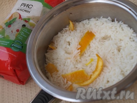 В отдельную кастрюлю в кипящую воду добавляем оставшуюся 1/3 апельсиновой цедры, рис, соль и варим до готовности риса. Из риса удаляем цедру и добавляем сливочное масло. Даём рису немного остыть и лепим шарики.
