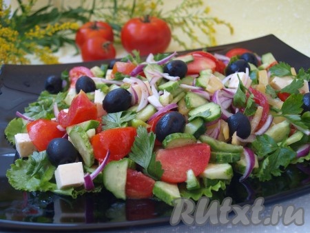 Греческий салат с брынзой и маслинами