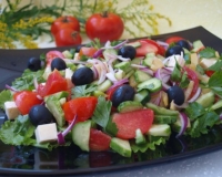 Греческий салат с брынзой и маслинами