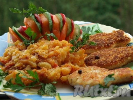 Картофельное пюре и овощи станут прекрасным гарниром к вкусным, нежным рыбным котлетам из судака.
