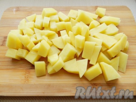 Картофель очистить и нарезать небольшими кубиками или брусочками.