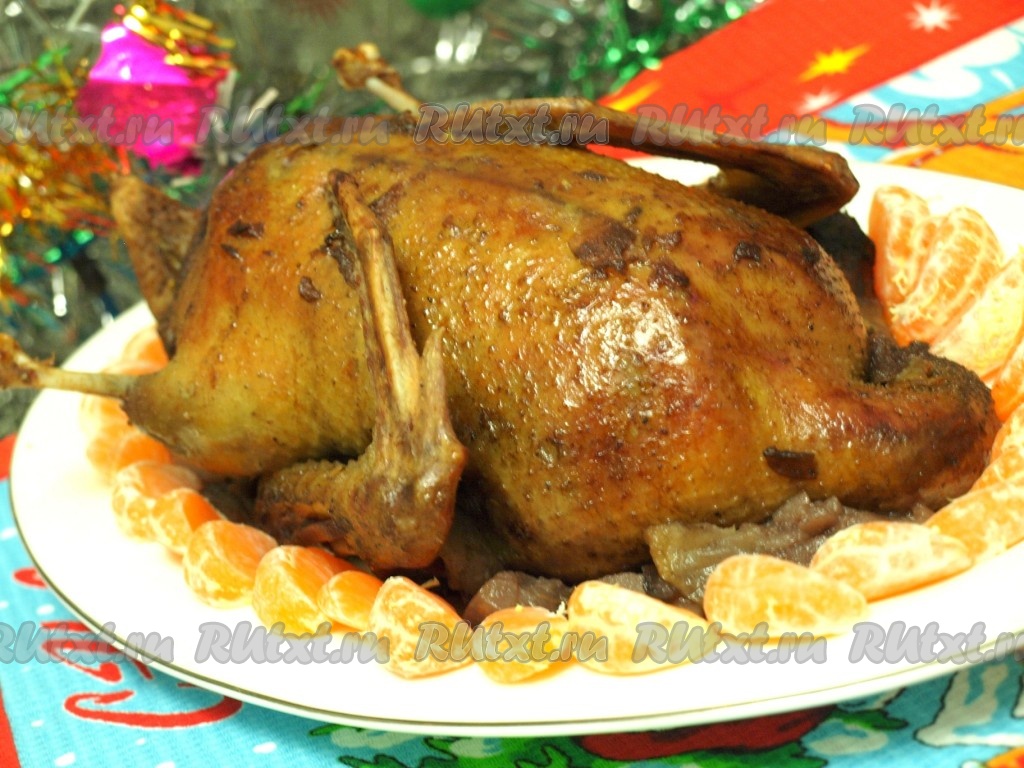 Запеченная утка фаршированная черносливом и тыквой — рецепт на Рождество