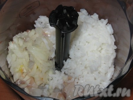 Филе трески хорошо вымыть, обсушить, положить в измельчитель, добавить рис, мелко порезанный лук, соль.
