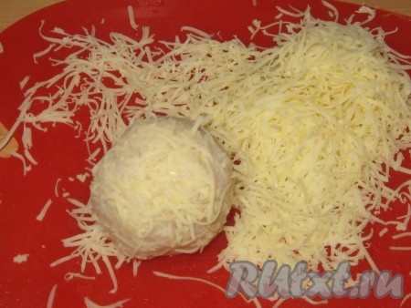 Сыр натереть на мелкой терке, обвалять в нем тефтели.