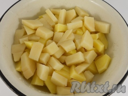 Картофель нарезать небольшими кубиками.