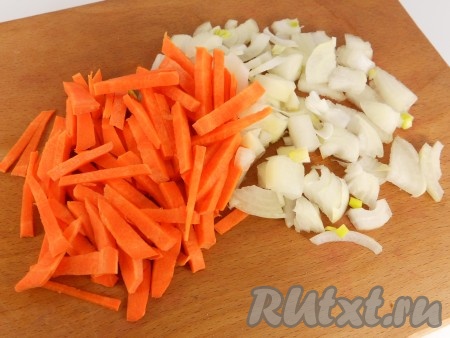 Лук порезать кусочками, морковь - соломкой или брусочками.
