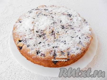 Наивкуснейший бисквитный пирог с ягодами посыпать сахарной пудрой и можно начинать чаепитие!