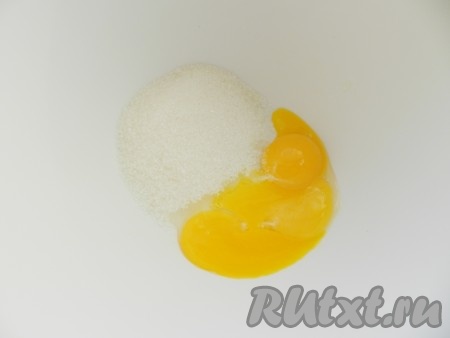 Яйца разделить на желтки и белки. Белки убрать в холодильник. Желтки растереть с сахаром до побеления.
