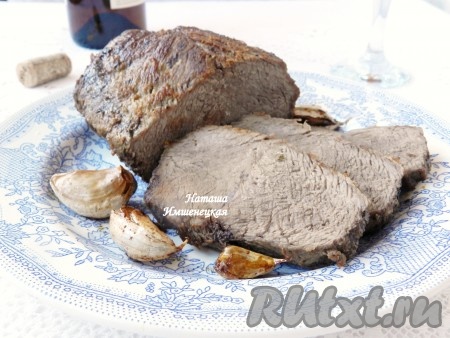 Вкусная и ароматная запеченная говядина с тимьяном и чесноком готова.