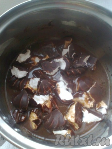 Растопим в небольшой кастрюльке сливочное масло, добавим сахар, молоко, какао и порезанный кусочками зефир в шоколаде.
