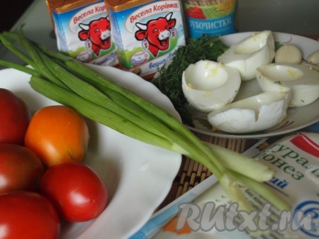 Подготовим все ингредиенты для приготовления закуски "Букет тюльпанов" из помидоров, фаршированных сыром и яйцами.
