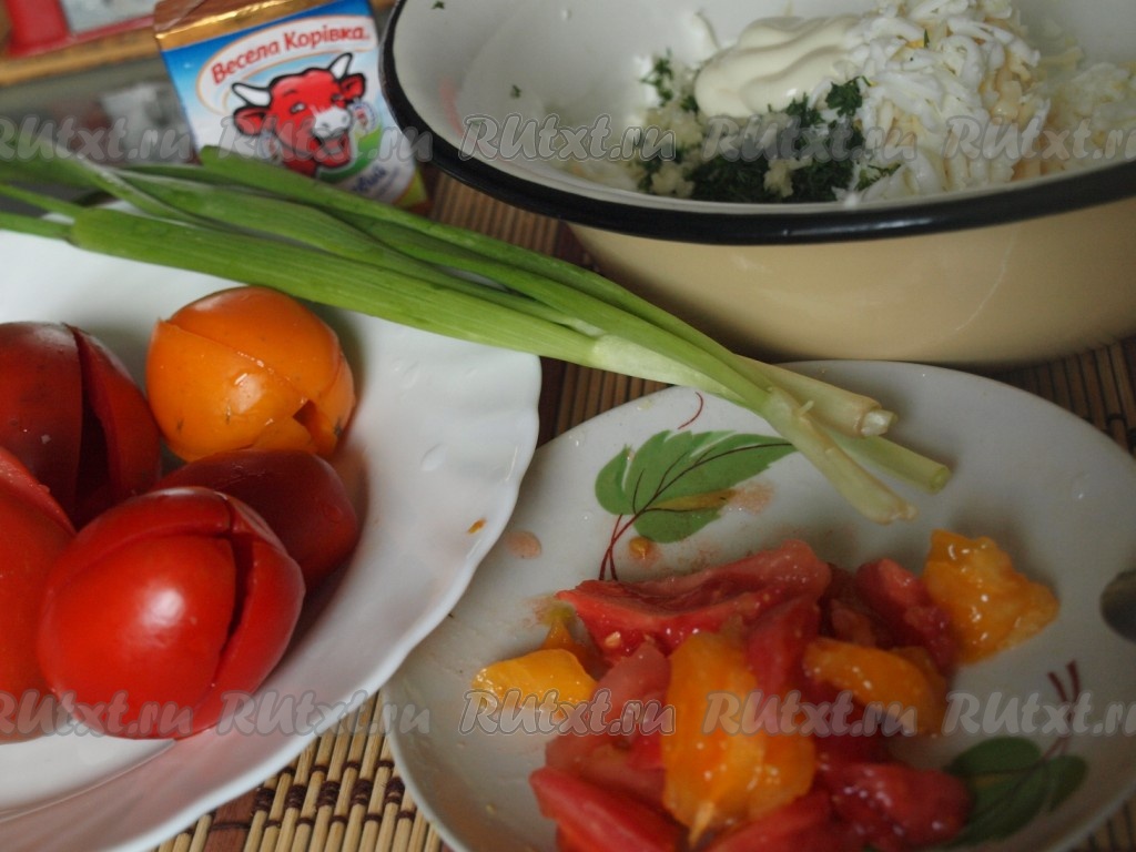 Салат с помидорами, плавленым сыром и яйцом-пашот
