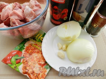 Ингредиенты для приготовления свинины, тушеной с помидорами