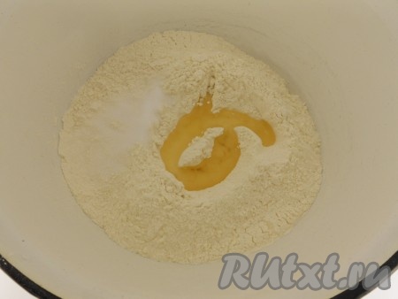 Теперь нужно заняться приготовлением теста. Настоящее тесто для хинкали готовится в три этапа.
Всыпать в глубокую миску 2 стакана просеянной муки (муку нужно просеять 2-3 раза, чтобы она обогатилась кислородом). Добавить растительное масло и соль. 