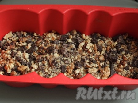 Орехи и шоколад измельчаем, но не очень мелко. В форму для выпечки выливаем шоколадное тесто, посыпаем измельченными орехами и шоколадом.

