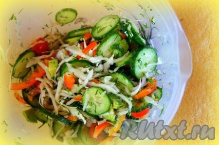 Капусту нарезать на тонкие полоски, немного помять руками. Затем капусту и мелко нарезанный укроп добавить к перцу и огурцам, перемешать овощной салат.