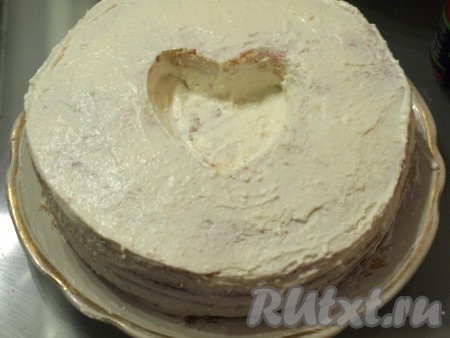 Ставим торт "Сердце для любимого" на час в холодильник.
