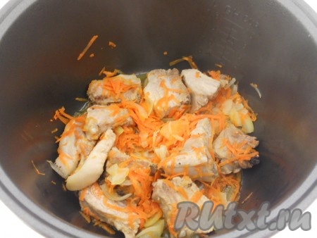 Добавить порезанный лук и натертую на крупной терке морковь. Готовить на том же режиме еще 10 минут. Затем влить 2 литра горячей воды и выставить режим "Мультиповар" - 100 градусов, 1 час.
