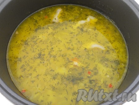 Добавить в капустняк размятый картофель, измельченный укроп и специи для супа. Выставить все тот же режим мультиварки еще на 15 минут. После окончания варки дать супу настояться под закрытой крышкой 15-20 минут.
