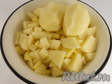 Картофель порезать небольшими кусочками. Пару картошин оставить целыми.