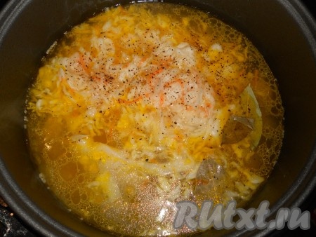 Добавить в суп капусту, лавровый лист, влить оставшуюся горячую воду, посолить и поперчить по вкусу. Варить еще 45 минут на режиме "Мультиповар" при 120 градусах. Целый картофель достать из супа, размять.
