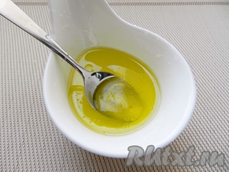Из второй половины лимона выжать сок и смешать его с оливковым маслом.