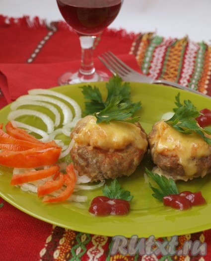 Свежие овощи станут прекрасным дополнением к вкусным и сочным котлетам "Хасан-паша".
