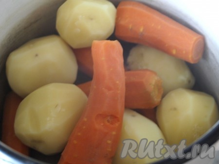 Картошку и морковь чистим, а потом отвариваем в подсоленной воде минут 15. Овощи вынимаем из воды и даём им немного остыть.
