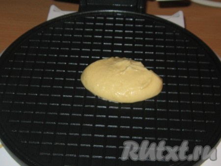 Вафли выпекать в вафельнице, выкладывая по 1 столовой ложке теста.
