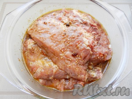 Подготовленным соусом-маринадом залить мясо и оставить мариноваться на 10-15 минут. 