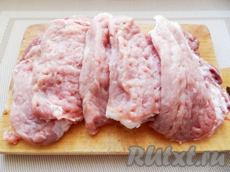 Нарезать свинину на пласты толщиной, примерно, 1,5 см. Мякоть отбить кухонным молоточком не очень тонко. 